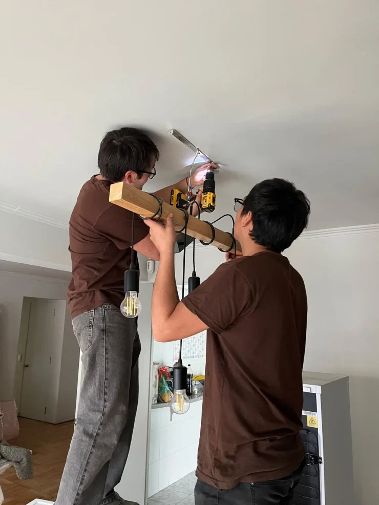 Equipo de Mudanzas Osorio instalando una lámpara